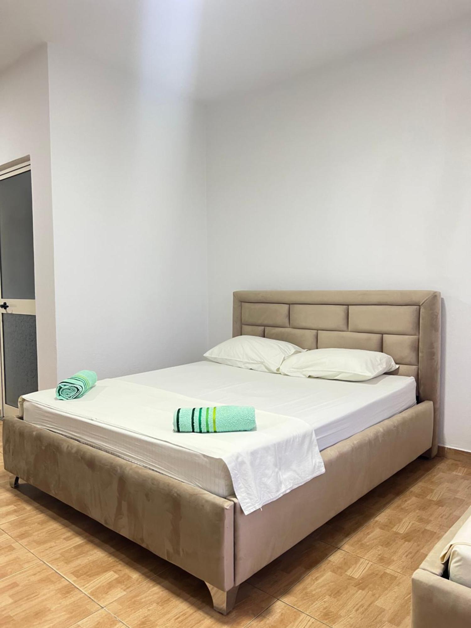 Guesthouse Cami Durres Bagian luar foto