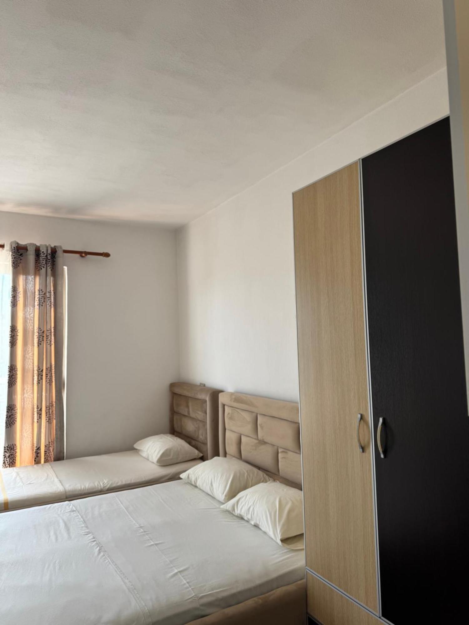 Guesthouse Cami Durres Bagian luar foto